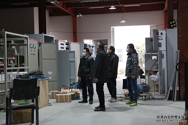 帶領調研組參觀標準化生產(chǎn)車間